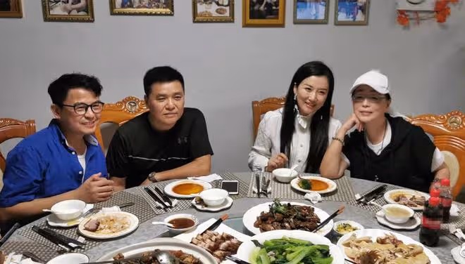 苑瓊丹約黃一山吃飯,鮑魚海參太肥美,59歲在內地開100家餐廳
