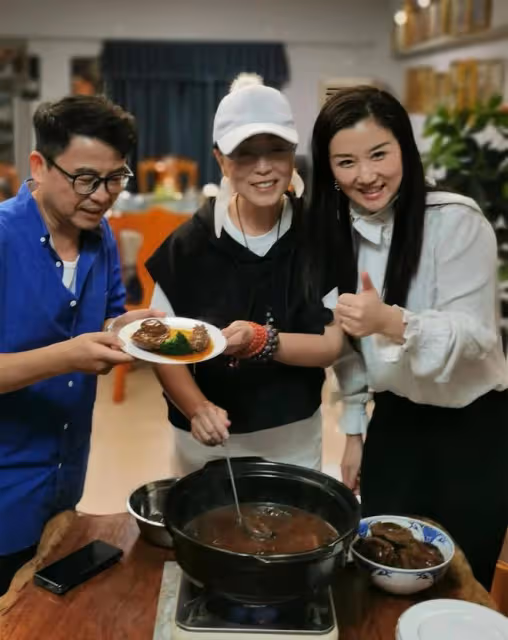 苑瓊丹約黃一山吃飯,鮑魚海參太肥美,59歲在內地開100家餐廳