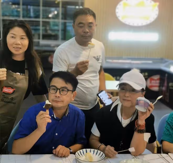 苑瓊丹約黃一山吃飯,鮑魚海參太肥美,59歲在內地開100家餐廳