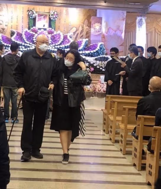 69歲包青天金超群罕露面,消瘦不少,拄著拐杖步履蹣跚,為演戲至今無子,曾患腦liu,留遺言不准老婆改嫁小白臉