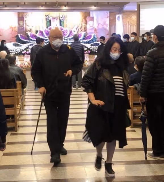 69歲包青天金超群罕露面,消瘦不少,拄著拐杖步履蹣跚,為演戲至今無子,曾患腦liu,留遺言不准老婆改嫁小白臉