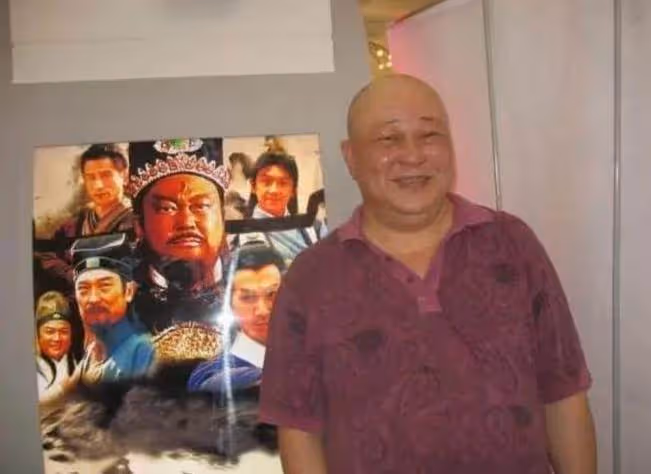 69歲包青天金超群罕露面,消瘦不少,拄著拐杖步履蹣跚,為演戲至今無子,曾患腦liu,留遺言不准老婆改嫁小白臉