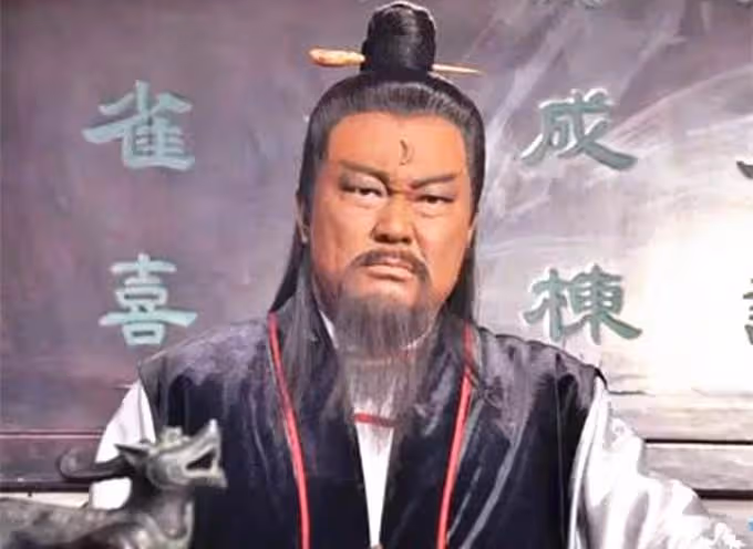 69歲包青天金超群罕露面,消瘦不少,拄著拐杖步履蹣跚,為演戲至今無子,曾患腦liu,留遺言不准老婆改嫁小白臉