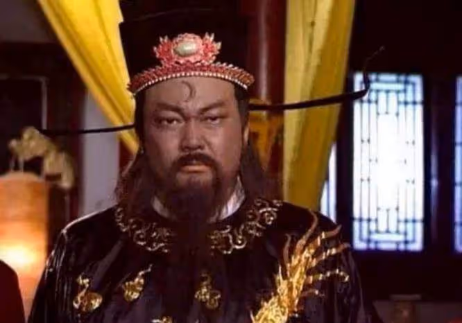 69歲包青天金超群罕露面,消瘦不少,拄著拐杖步履蹣跚,為演戲至今無子,曾患腦liu,留遺言不准老婆改嫁小白臉
