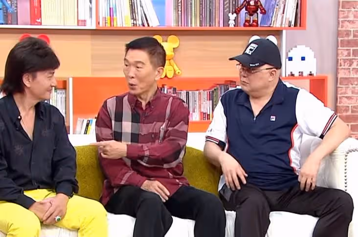 69歲包青天金超群罕露面,消瘦不少,拄著拐杖步履蹣跚,為演戲至今無子,曾患腦liu,留遺言不准老婆改嫁小白臉