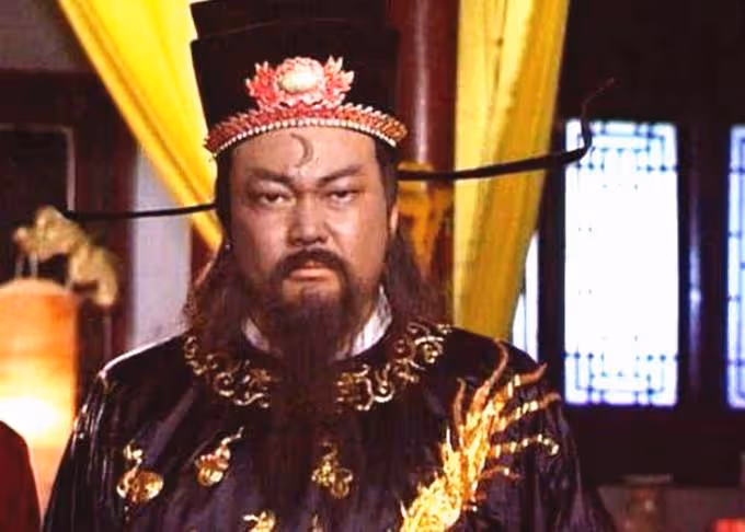 69歲包青天金超群罕露面,消瘦不少,拄著拐杖步履蹣跚,為演戲至今無子,曾患腦liu,留遺言不准老婆改嫁小白臉