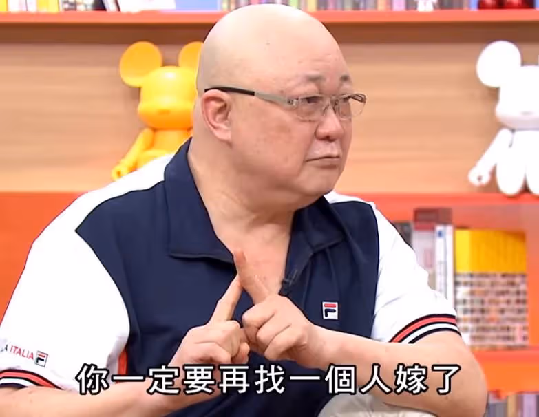 69歲包青天金超群罕露面,消瘦不少,拄著拐杖步履蹣跚,為演戲至今無子,曾患腦liu,留遺言不准老婆改嫁小白臉
