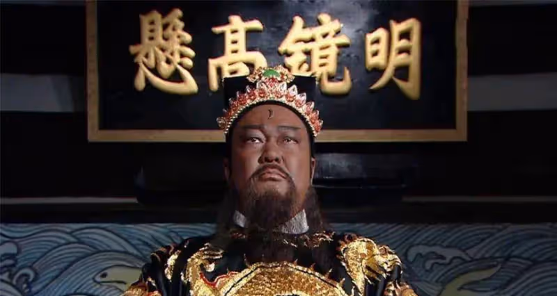 69歲包青天金超群罕露面,消瘦不少,拄著拐杖步履蹣跚,為演戲至今無子,曾患腦liu,留遺言不准老婆改嫁小白臉
