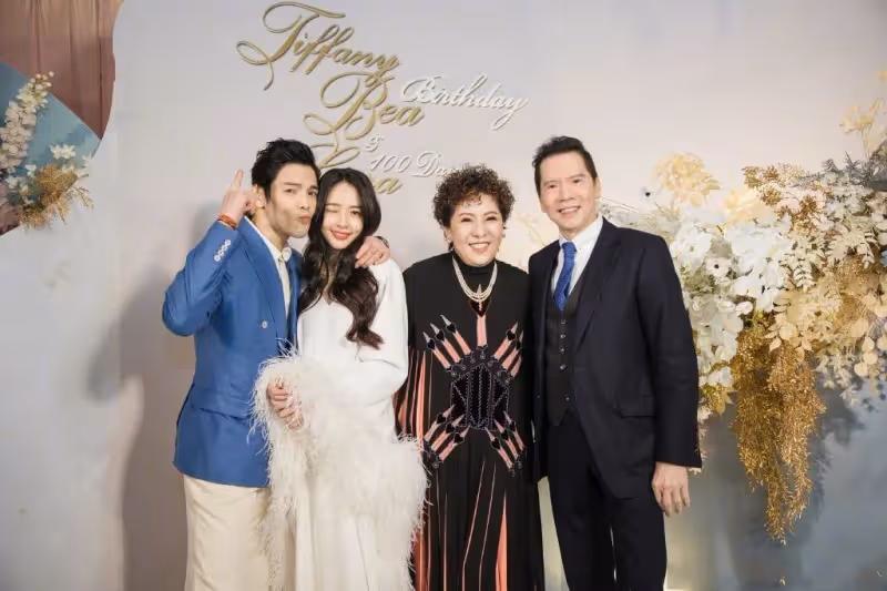 郭碧婷婆婆高調現身!「紅光滿面」好似少女,身上戴寶石貴氣十足,藍寶石戒指超搶鏡