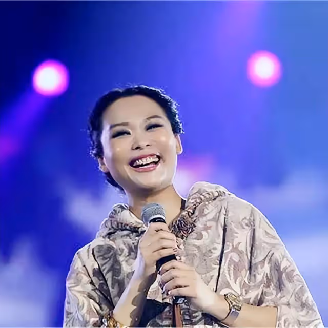 47歲天后變瘋女「被送進精神病院」!為愛癡狂淪落街頭 被家人奪走財產:將一手好牌打爛