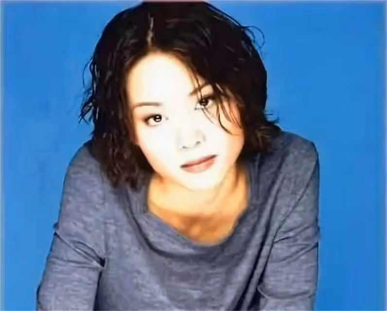 47歲天后變瘋女「被送進精神病院」!為愛癡狂淪落街頭 被家人奪走財產:將一手好牌打爛
