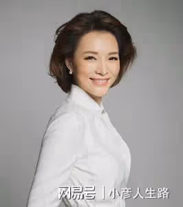 董卿久違露面狀態佳，錄視頻為學校致辭，身後豪宅內景曝光超大氣