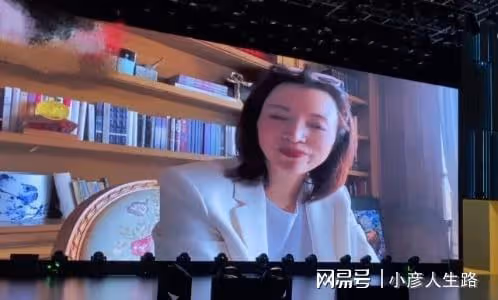 董卿久違露面狀態佳，錄視頻為學校致辭，身後豪宅內景曝光超大氣