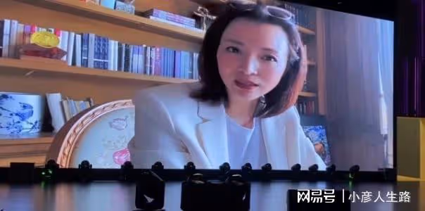 董卿久違露面狀態佳，錄視頻為學校致辭，身後豪宅內景曝光超大氣