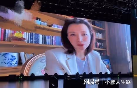 董卿久違露面狀態佳，錄視頻為學校致辭，身後豪宅內景曝光超大氣
