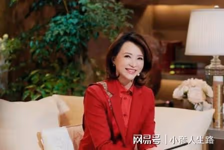 董卿久違露面狀態佳，錄視頻為學校致辭，身後豪宅內景曝光超大氣
