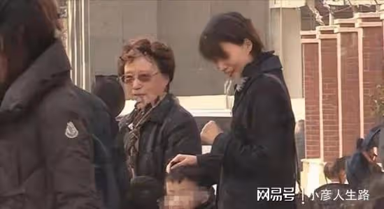 董卿久違露面狀態佳，錄視頻為學校致辭，身後豪宅內景曝光超大氣