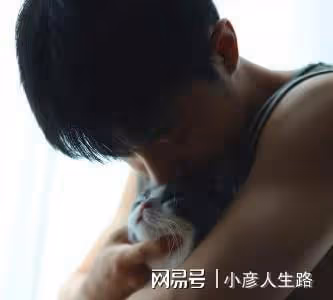 肖戰跟愛貓合照，灰色背心秀造型，露出可治癒的笑容