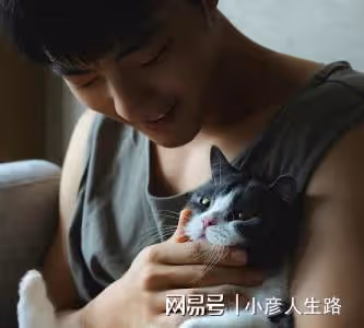 肖戰跟愛貓合照，灰色背心秀造型，露出可治癒的笑容