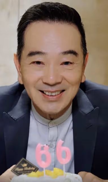 66歲張晨光為自己慶生，頭髮濃密精神好，獨自打拚妻兒定居國外