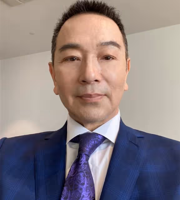 66歲張晨光為自己慶生，頭髮濃密精神好，獨自打拚妻兒定居國外