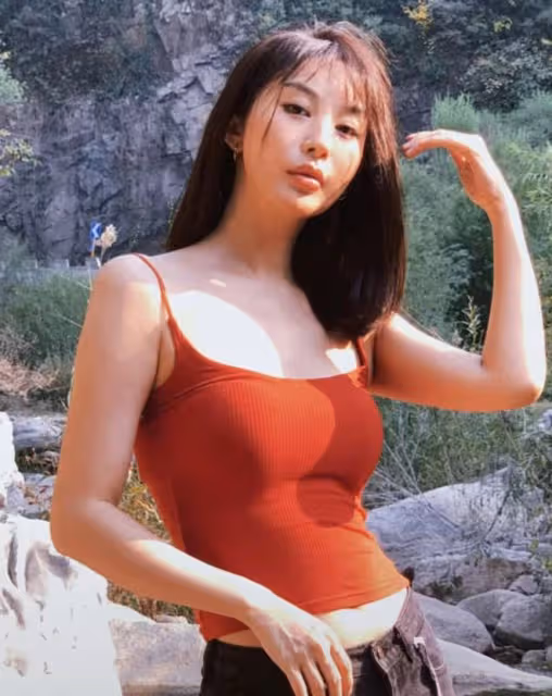 黃曉明前女友曬性感照慶生!穿弔帶衫大秀身材,凹凸有致曲線完美