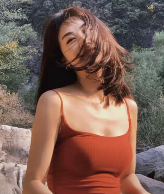 黃曉明前女友曬性感照慶生!穿弔帶衫大秀身材,凹凸有致曲線完美