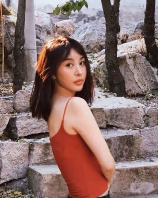 黃曉明前女友曬性感照慶生!穿弔帶衫大秀身材,凹凸有致曲線完美