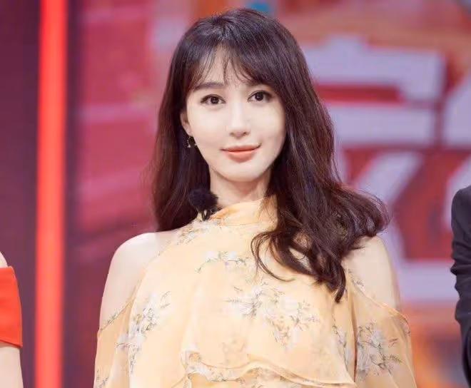 黃曉明前女友曬性感照慶生!穿弔帶衫大秀身材,凹凸有致曲線完美