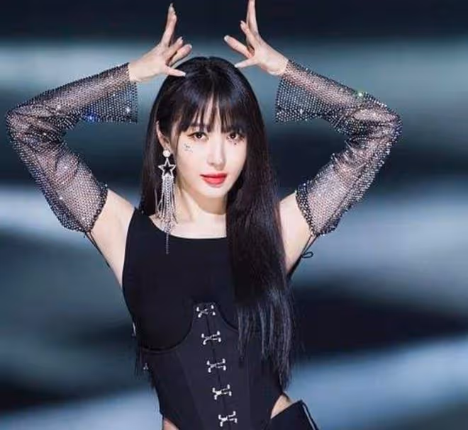 黃曉明前女友曬性感照慶生!穿弔帶衫大秀身材,凹凸有致曲線完美
