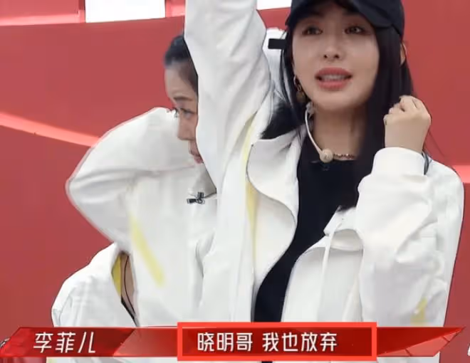 黃曉明前女友曬性感照慶生!穿弔帶衫大秀身材,凹凸有致曲線完美