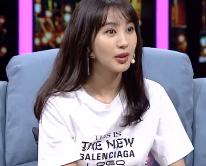 黃曉明前女友曬性感照慶生!穿弔帶衫大秀身材,凹凸有致曲線完美