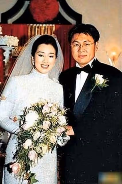 鞏俐與74歲老公巴黎看秀,打扮低調難掩氣質,全程挽手默契惹人羨