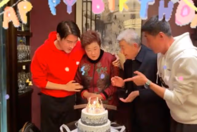 水滸林沖是胡兵親哥哥?兩人一同為八旬老母慶生,兄弟倆太孝順了