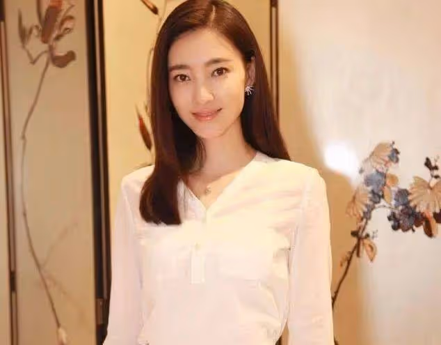 王麗坤和他同居八年，最好的青春都給了他，他居然和別人閃婚生子