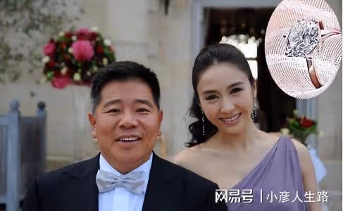 黎姿喜迎51歲生日，穿露肩長裙大秀好身材，和弟弟互動溫馨