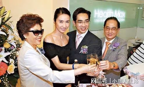 黎姿喜迎51歲生日，穿露肩長裙大秀好身材，和弟弟互動溫馨