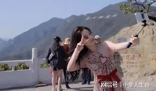 慶生也開始卷了？馮提莫為祖國慶生，特意打卡九大標誌性建築！