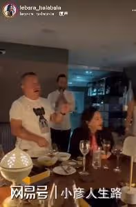 69歲曾志偉當眾熱吻26歲超模！女方身材豐滿身高1.8米
