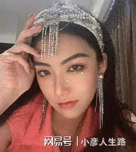 69歲曾志偉當眾熱吻26歲超模！女方身材豐滿身高1.8米