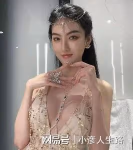 69歲曾志偉當眾熱吻26歲超模！女方身材豐滿身高1.8米