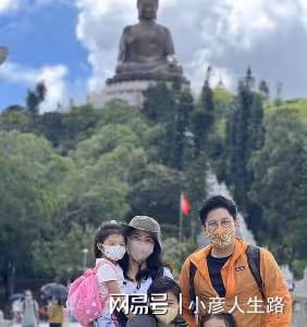 霍啟剛晶晶一家五口周末「窮游」，偶遇熱情藝術家給他們畫全家福
