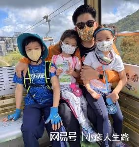 霍啟剛晶晶一家五口周末「窮游」，偶遇熱情藝術家給他們畫全家福