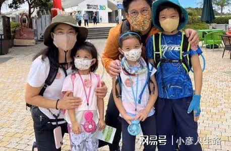 霍啟剛晶晶一家五口周末「窮游」，偶遇熱情藝術家給他們畫全家福