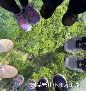 霍啟剛晶晶一家五口周末「窮游」，偶遇熱情藝術家給他們畫全家福