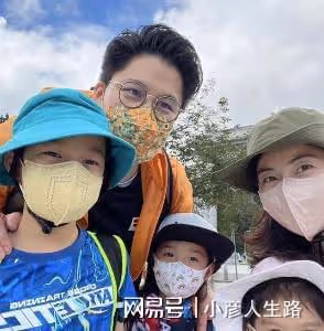 霍啟剛晶晶一家五口周末「窮游」，偶遇熱情藝術家給他們畫全家福