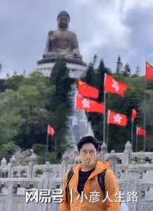 霍啟剛晶晶一家五口周末「窮游」，偶遇熱情藝術家給他們畫全家福