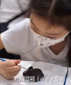霍啟剛晶晶一家五口周末「窮游」，偶遇熱情藝術家給他們畫全家福