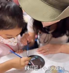 霍啟剛晶晶一家五口周末「窮游」，偶遇熱情藝術家給他們畫全家福