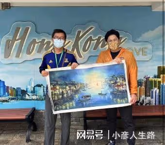 霍啟剛晶晶一家五口周末「窮游」，偶遇熱情藝術家給他們畫全家福